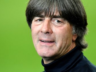 Um sich etwas dazu zu verdienen verkaufte Löw Krawatten Um sich etwas dazu zu verdienen verkaufte Löw Krawatten