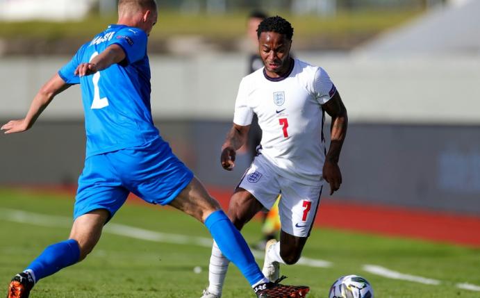 Sterling erzielt den Siegtreffer für die Engländer