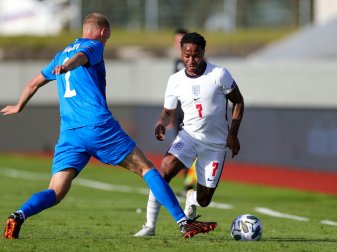 Sterling erzielt den Siegtreffer für die Engländer Sterling erzielt den Siegtreffer für die Engländer