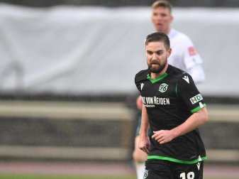 Hat bei Hannover 96 keine Vertragsverlängerung erhalten: Marc Stendera am Ball. Foto: Carmen Jaspersen/dpa Hat bei Hannover 96 keine Vertragsverlängerung erhalten: Marc Stendera am Ball. Foto: Carmen Jaspersen/dpa