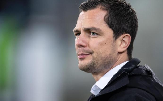Sucht noch Verstärkung für die Offensive: Wolfsburgs Sportdirektor Marcel Schäfer. Foto: Swen Pförtner/dpa