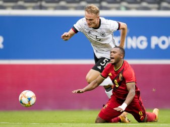 Beim Kampf um den Ball foult Amos Pieper (hinten) von der deutschen U21 den Belgier Lois Openda. Foto: Jasper Jacobs/BELGA/dpa Beim Kampf um den Ball foult Amos Pieper (hinten) von der deutschen U21 den Belgier Lois Openda. Foto: Jasper Jacobs/BELGA/dpa