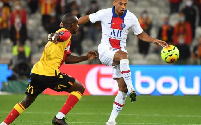 Musste eine Niederlage hinnehmen: PSG-Spieler Thilo Kehrer (r) im Zweikampf mit Gael Kakuta von Lens. Foto: Denis Charlet/AFP/dpa