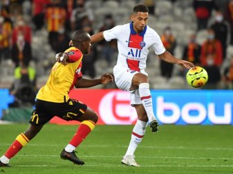 Musste eine Niederlage hinnehmen: PSG-Spieler Thilo Kehrer (r) im Zweikampf mit Gael Kakuta von Lens. Foto: Denis Charlet/AFP/dpa Musste eine Niederlage hinnehmen: PSG-Spieler Thilo Kehrer (r) im Zweikampf mit Gael Kakuta von Lens. Foto: Denis Charlet/AFP/dpa