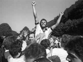 1984: Jubel bei Geislingen nach dem Abpfiff über den 2:0-Sieg gegen den HSV. Foto: picture alliance / dpa 1984: Jubel bei Geislingen nach dem Abpfiff über den 2:0-Sieg gegen den HSV. Foto: picture alliance / dpa