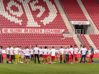 Die Versammlung wird auf der Haupttribüne abgehalten Die Versammlung wird auf der Haupttribüne abgehalten