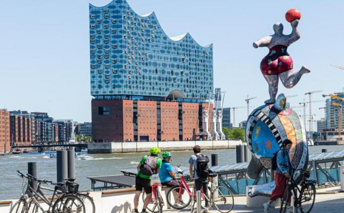 In der Hamburger Elbphilharmonie wird die Auslosung für die EM 2024 stattfinden. Foto: Markus Scholz/dpa