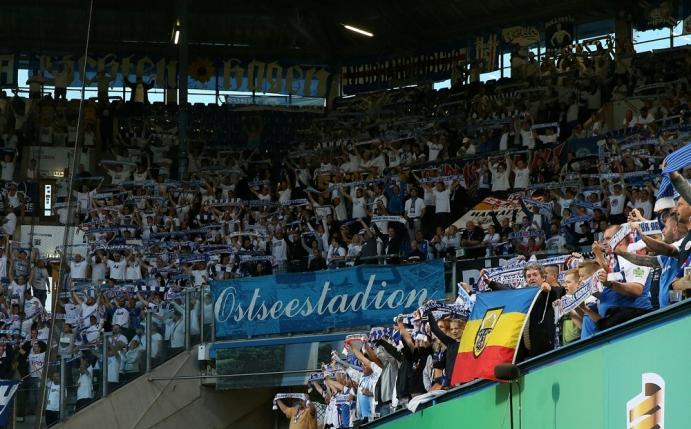Insgesamt sind 7500 Zuschauer zum Spiel zugelassen