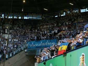 Insgesamt sind 7500 Zuschauer zum Spiel zugelassen Insgesamt sind 7500 Zuschauer zum Spiel zugelassen