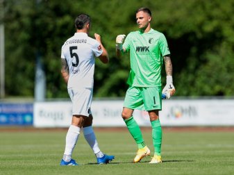 Rafal Gikiewicz (r.) geht als Nummer 1 in die Saison