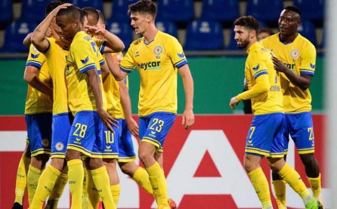 Die Spieler von Eintracht Braunschweig feiern das Tor zum 5:3 gegen Hertha BSC. Foto: Swen Pförtner/dpa