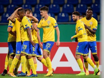 Die Spieler von Eintracht Braunschweig feiern das Tor zum 5:3 gegen Hertha BSC. Foto: Swen Pförtner/dpa Die Spieler von Eintracht Braunschweig feiern das Tor zum 5:3 gegen Hertha BSC. Foto: Swen Pförtner/dpa
