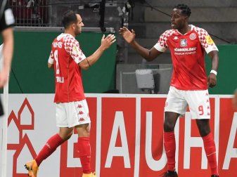 Der Mainzer Torschütze Jean-Philippe Mateta (r) feiert mit Levin Öztunali den Treffer zum 1:1-Ausgleich gegen den TSV Havelse. Foto: Arne Dedert/dpa Der Mainzer Torschütze Jean-Philippe Mateta (r) feiert mit Levin Öztunali den Treffer zum 1:1-Ausgleich gegen den TSV Havelse. Foto: Arne Dedert/dpa