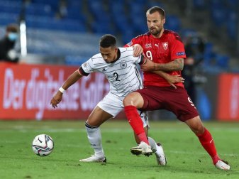 Sieht seine Rolle im DFB-Team künftig eher in der Mitte: Thilo Kehrer (l). Foto: Christian Charisius/dpa