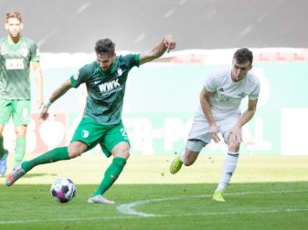 Daniel Caligiuri (l) erzielte in seinem ersten Pflichtspiel für Augsburg das zwischenzeitliche 2:0. Foto: Tom Weller/dpa