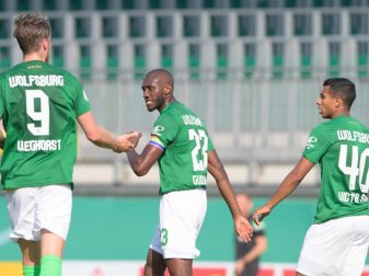 Wolfsburgs Josuha Guilavogui (M), Wout Weghorst (l) und Joao Victor bejubeln das Tor zum zwischenzeitlichen 2:1. Foto: Soeren Stache/dpa-Zentralbild/dpa Wolfsburgs Josuha Guilavogui (M), Wout Weghorst (l) und Joao Victor bejubeln das Tor zum zwischenzeitlichen 2:1. Foto: Soeren Stache/dpa-Zentralbild/dpa
