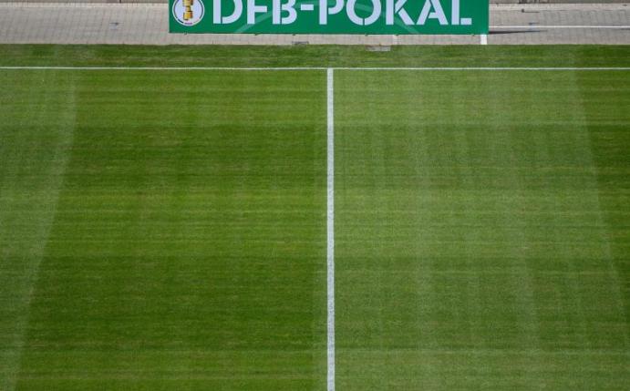 Die DFB-Pokalpartie zwischen Waldhof Mannheim und dem SC Freiburg findet trotz Corona-Fällen statt. Foto: Robert Michael/dpa-Zentralbild/dpa