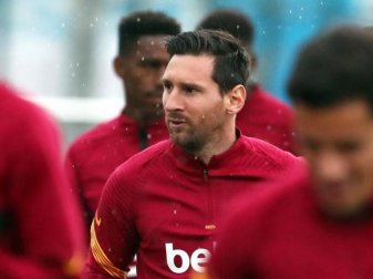 Trug nach seiner Wechsel-Posse wieder die Kapitänsbinde beim FC Barcelona: Lionel Messi (M). Foto: Miguel Ruiz/FC Barcelona/dpa Trug nach seiner Wechsel-Posse wieder die Kapitänsbinde beim FC Barcelona: Lionel Messi (M). Foto: Miguel Ruiz/FC Barcelona/dpa