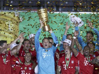 Die Clubs des DFB-Pokals erhalten in dieser Saison weniger Geld. Foto: Michael Sohn/AP/dpa