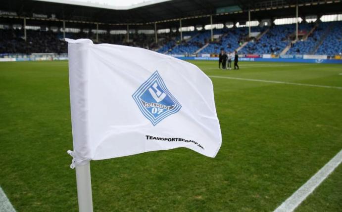 Nach hektischen Stunden hat Drittligist Waldhof Mannheim die Freigabe für das badische Derby gegen den SC Freiburg erhalten. Foto: Michael Deines/dpa