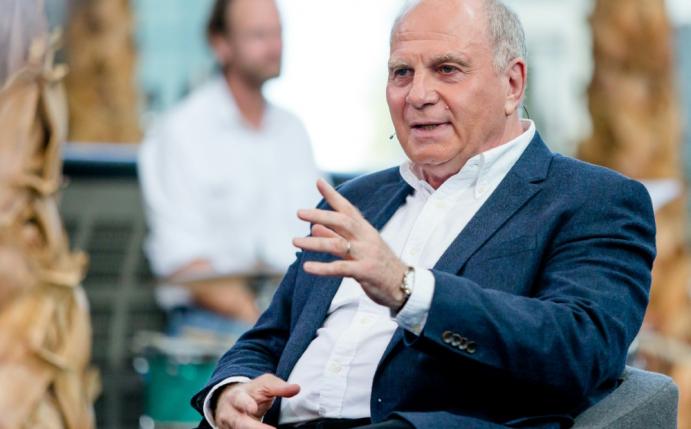 Im Doppelpass verteidigte Uli Hoeneß Franz Beckenbauer 
