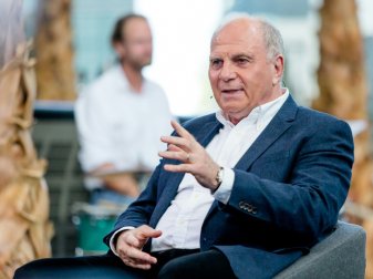 Im Doppelpass verteidigte Uli Hoeneß Franz Beckenbauer Im Doppelpass verteidigte Uli Hoeneß Franz Beckenbauer