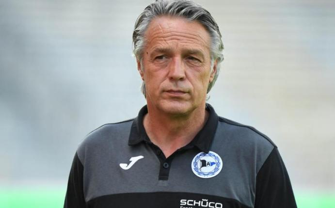Hat eine enge Verbingung zum kommenden Gegner RWE: Bielefelds Trainer Uwe Neuhaus. Foto: Uli Deck/dpa