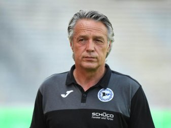 Hat eine enge Verbingung zum kommenden Gegner RWE: Bielefelds Trainer Uwe Neuhaus. Foto: Uli Deck/dpa Hat eine enge Verbingung zum kommenden Gegner RWE: Bielefelds Trainer Uwe Neuhaus. Foto: Uli Deck/dpa
