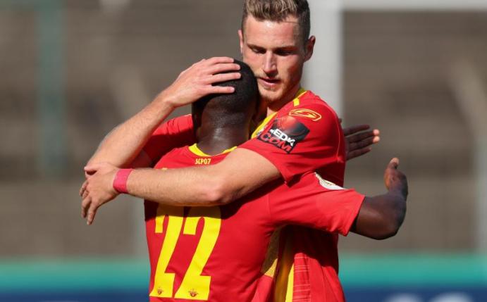 Paderborns Dennis Srbeny (r) und Christopher Antwi-Adjej feiern das Tor zum zwischenzeitlichen 2:0. Foto: Friso Gentsch/dpa