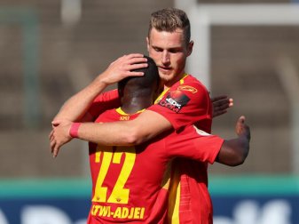 Paderborns Dennis Srbeny (r) und Christopher Antwi-Adjej feiern das Tor zum zwischenzeitlichen 2:0. Foto: Friso Gentsch/dpa Paderborns Dennis Srbeny (r) und Christopher Antwi-Adjej feiern das Tor zum zwischenzeitlichen 2:0. Foto: Friso Gentsch/dpa