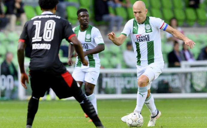 Arjen Robben (r) musste in der 30. Minute ausgewechselt werden. Foto: -/ANP/dpa
