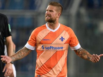 Darmstadts Tobias Kempe erzielte mit einem satten Fernschuss den zwischenzeitlichen 2:2-Ausgleich. Foto: Swen Pförtner/dpa