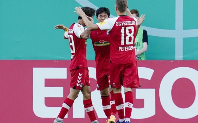 Changhoon Kwon (M) brachte den SC in Führung. Foto: Uwe Anspach/dpa