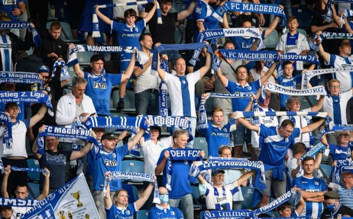Fans des 1. FC Magdeburg beim Pokalspiel gegen Darmstadt. Auch in dieser Woche geht die Debatte um Zuschauer in den Stadien weiter. Foto: Swen Pförtner/dpa