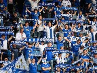 Fans des 1. FC Magdeburg beim Pokalspiel gegen Darmstadt. Auch in dieser Woche geht die Debatte um Zuschauer in den Stadien weiter. Foto: Swen Pförtner/dpa Fans des 1. FC Magdeburg beim Pokalspiel gegen Darmstadt. Auch in dieser Woche geht die Debatte um Zuschauer in den Stadien weiter. Foto: Swen Pförtner/dpa
