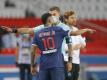 Neymar diskutiert nach seiner Roten Karte mit einem Schiedsrichter an der Seitenlinie. Foto: Michel Euler/AP/dpa