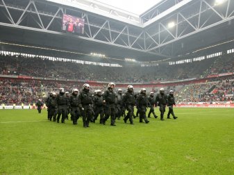NRW-Klubs und die Polizei alliieren gegen Fan-Gewalt NRW-Klubs und die Polizei alliieren gegen Fan-Gewalt