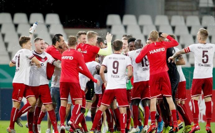 Der Sieg von Rot-Weiss Essen gegen Arminia Bielefeld erfreute sogar Mesut Özil. Foto: Roland Weihrauch/dpa