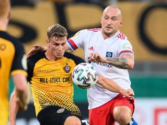Legte sich nach der HSV-Pleite in Dresden mit einem Dynamo-Fan an: Toni Leistner (r). Foto: Robert Michael/dpa-Zentralbild/dpa