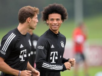 Prominenter Neuzugang beim FC Bayern: Leroy Sané (r). Foto: Tobias Hase/dpa Prominenter Neuzugang beim FC Bayern: Leroy Sané (r). Foto: Tobias Hase/dpa
