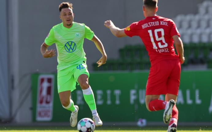 Julian Justvan (l.) erhält einen Zweijahresvertrag