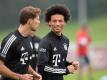 Prominenter Neuzugang beim FC Bayern: Leroy Sané (r). Foto: Tobias Hase/dpa