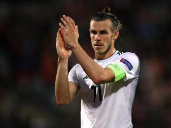 Der Waliser Gareth Bale applaudiert 2018 den Fans nach einem Spiel. Foto: Tim Goode/PA Wire/dpa Der Waliser Gareth Bale applaudiert 2018 den Fans nach einem Spiel. Foto: Tim Goode/PA Wire/dpa