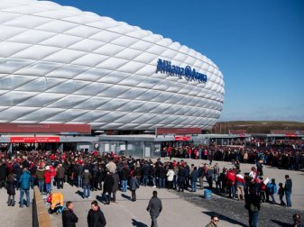 Der FC Bayern München rechnet für das Eröffnungsspiel gegen Schalke mit bis zu 15.000 Zuschauern in der Allianz Arena. Foto: Sven Hoppe/dpa Der FC Bayern München rechnet für das Eröffnungsspiel gegen Schalke mit bis zu 15.000 Zuschauern in der Allianz Arena. Foto: Sven Hoppe/dpa