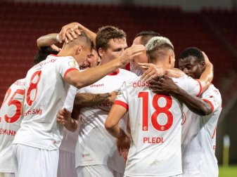 Fortuna Düsseldorf hat zwar acht Spieler neu verpflichtet, aber gleich 15 Akteure abgegeben - so viel wie kein anderer Club. Foto: Matthias Balk/dpa Fortuna Düsseldorf hat zwar acht Spieler neu verpflichtet, aber gleich 15 Akteure abgegeben - so viel wie kein anderer Club. Foto: Matthias Balk/dpa