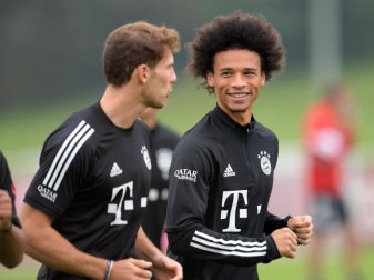 Leroy Sané (r) und Leon Goretzka sind jetzt auch beim FC Bayern zusammen. Foto: Tobias Hase/dpa Leroy Sané (r) und Leon Goretzka sind jetzt auch beim FC Bayern zusammen. Foto: Tobias Hase/dpa