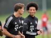 Leroy Sané (r) und Leon Goretzka sind jetzt auch beim FC Bayern zusammen. Foto: Tobias Hase/dpa