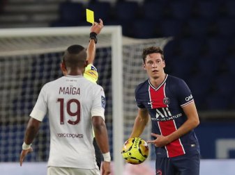 Julian Draxler (r) schoss PSG spät zu Sieg - und sah auch die Gelbe Karte. Foto: Francois Mori/AP/dpa Julian Draxler (r) schoss PSG spät zu Sieg - und sah auch die Gelbe Karte. Foto: Francois Mori/AP/dpa