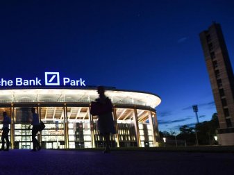 Eintracht Frankfurt lässt gegen Arminia Bielefeld nicht mehr als 6500 Fans ins Stadion. Foto: Arne Dedert/dpa Eintracht Frankfurt lässt gegen Arminia Bielefeld nicht mehr als 6500 Fans ins Stadion. Foto: Arne Dedert/dpa