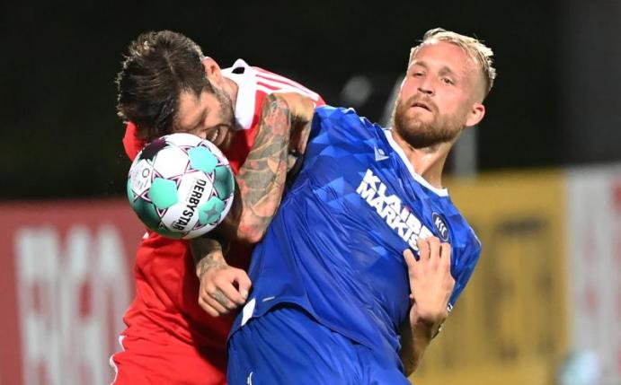 Wird wohl nicht zu Union Berlin wechseln: Der Karlsruher Philipp Hofmann (r) in Aktion. Foto: Uli Deck/dpa